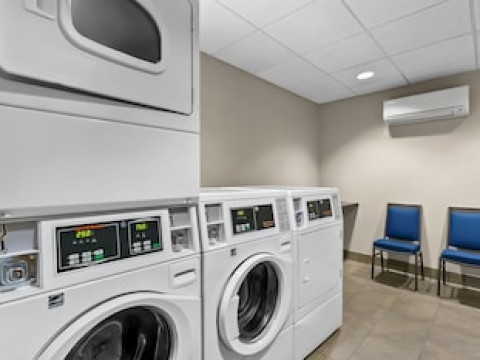 HAMPTON INN & SUITES BALTIMORE/WOODLAWN