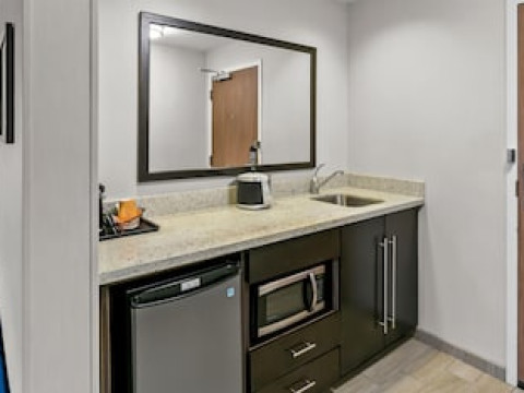 HAMPTON INN & SUITES BALTIMORE/WOODLAWN