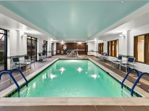 HAMPTON INN & SUITES BALTIMORE/WOODLAWN