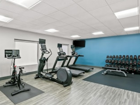 HAMPTON INN & SUITES BALTIMORE/WOODLAWN