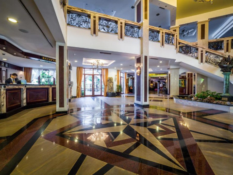 Royal Palace Helena Sands