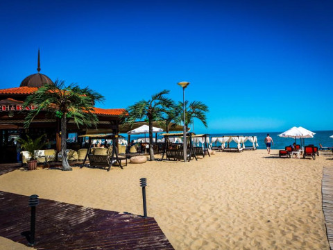 Royal Palace Helena Sands