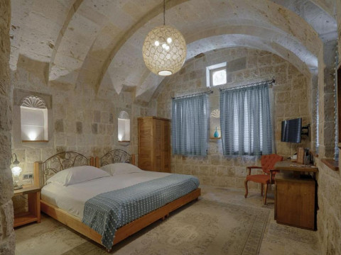 Hera Cave Suites