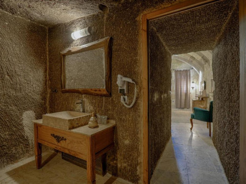 Hera Cave Suites