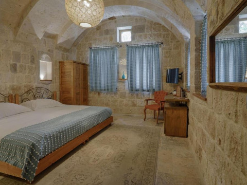Hera Cave Suites