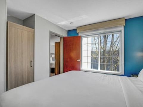 HOLIDAY INN EXPRESS HOTEL & SUITES PORTLAND-JANTZEN BEACH