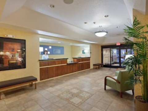 HOLIDAY INN EXPRESS KANSAS CITY - AT THE LEGENDS