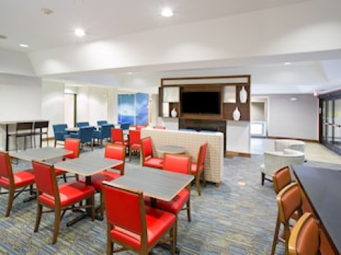 HOLIDAY INN EXPRESS KANSAS CITY - AT THE LEGENDS
