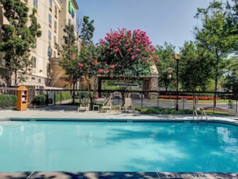 HOLIDAY INN EXPRESS & SUITES ATLANTA BUCKHEAD