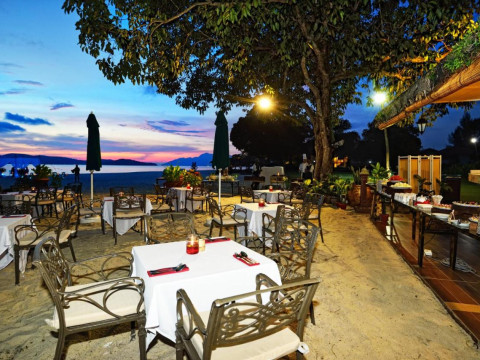 HOLIDAY VILLA BEACH RESORT & SPA LGK