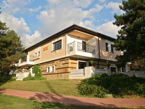HOLIDAY VILLAGE