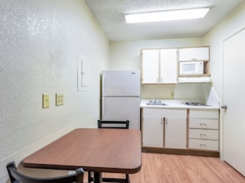 HOMETOWNE STUDIOS BY RED ROOF DALLAS - NORTH ADDISON/ TOLLWAY