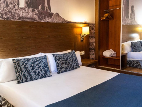 HOTEL ADONIS PLAZA