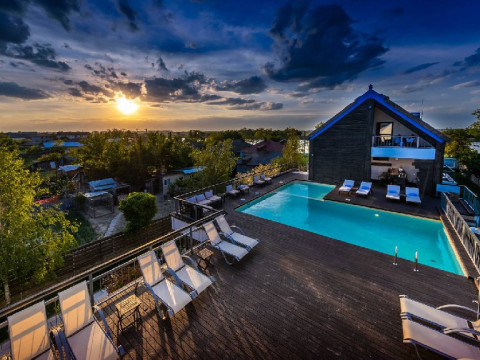 DELTA BOUTIQUE RESORT si CARMEN SILVA RESORT