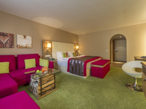 Hotel Eva, Village