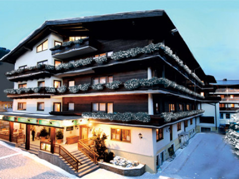 Hotel Eva, Village