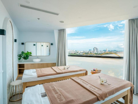 Hotel HAIAN Riverfront Da Nang