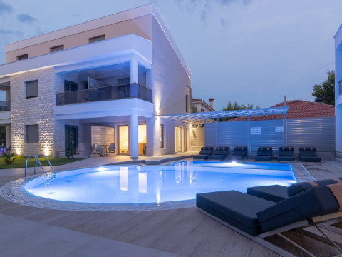  Leon Villa (Studio + Mezonete)