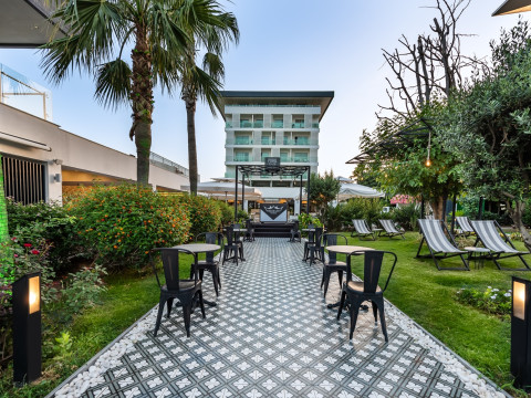 Hotel White City Resort