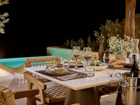 Ios Grand Pool Suites