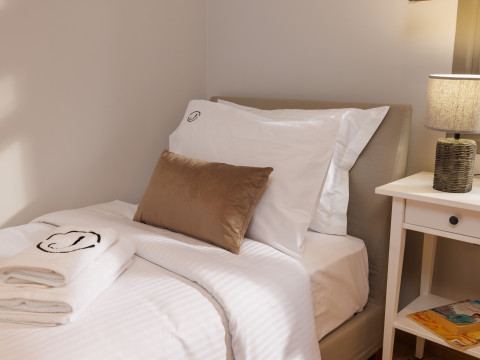 JOLLY SUITES