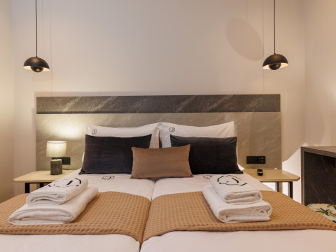 JOLLY SUITES