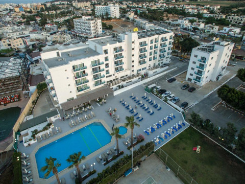 KAPETANIOS BAY
