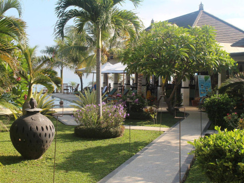 Kelapa Lovina Beach Villa