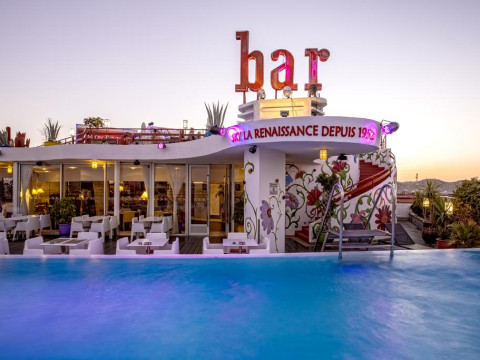 La Renaissance Hotel