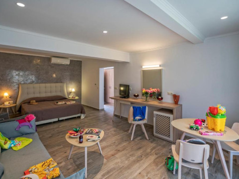 Lagomandra Beach& Suites