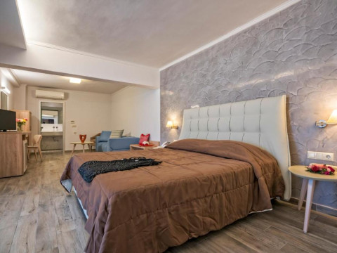 Lagomandra Beach& Suites