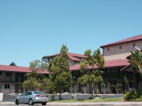 Lamplighter Inn & Suites