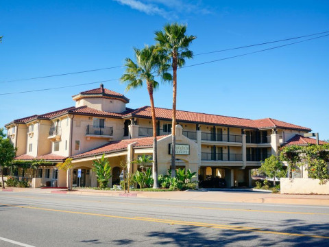 Lamplighter Inn & Suites