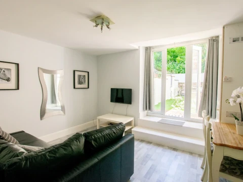 Large Garden Apartment Central Bristol