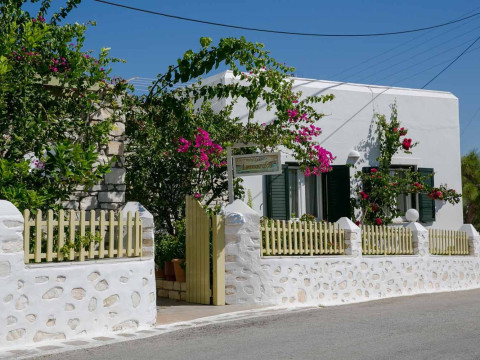 Leonardos Apartments