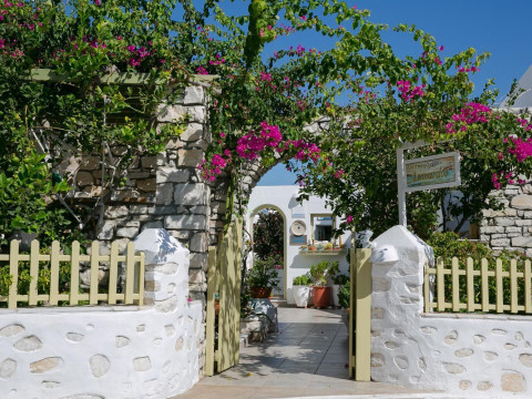 Leonardos Apartments