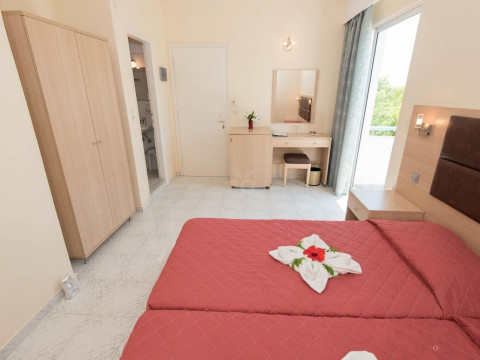 Leonidas Hotel & Studios