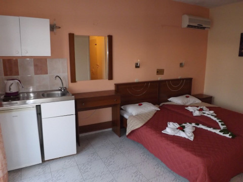 Leonidas Hotel & Studios