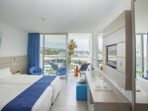 Limanaki Beach Hotel & Suites