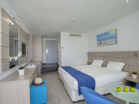 Limanaki Beach Hotel & Suites