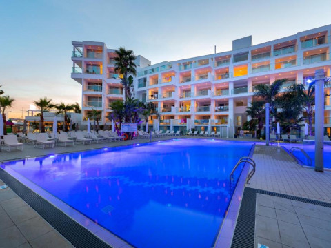 Limanaki Beach Hotel & Suites