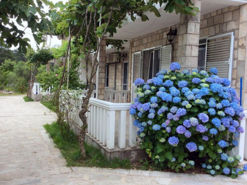 Maki Apartments