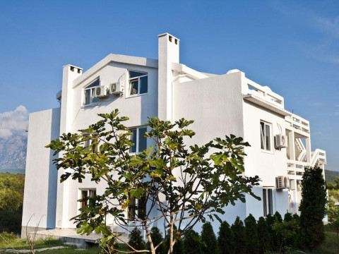 Maki Apartments