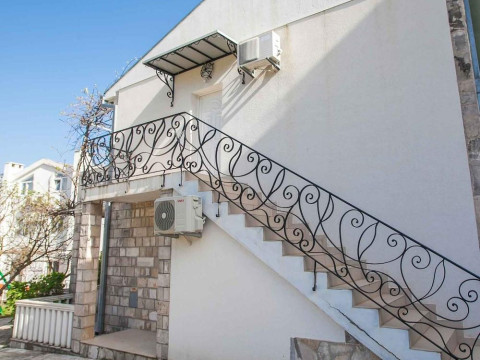 Maki Apartments