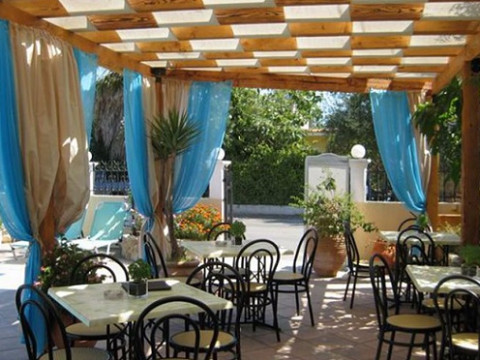 Makis Studios and Apartments