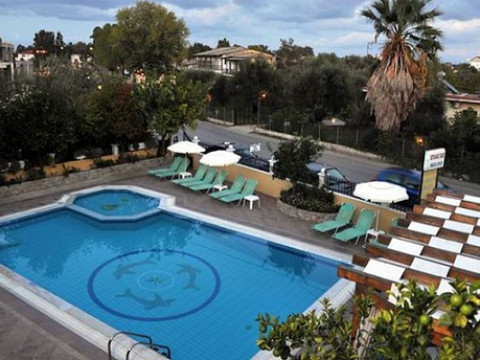 MAKIS STUDIOS AND APARTMENTS