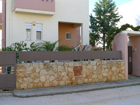 Manos Maria