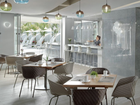 MELROSE HOTEL