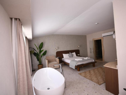 Montebello Deluxe Hotel