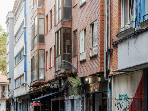 MOON HOSTEL BIO